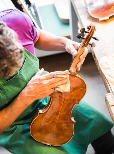 luthier limpieza del violin