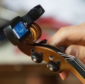 afinar el violin con afinador de clip