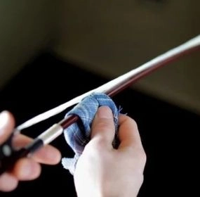 limpiando arco del violin