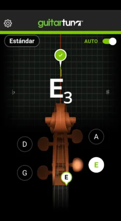 Afinador mostrando que la primera cuerda del violín se encuentra correctamente afinada